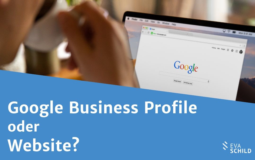 Google My Business Beitragsbild Blog Beitragsbild für Google My Business mit Laptop und blauem Hintergrund